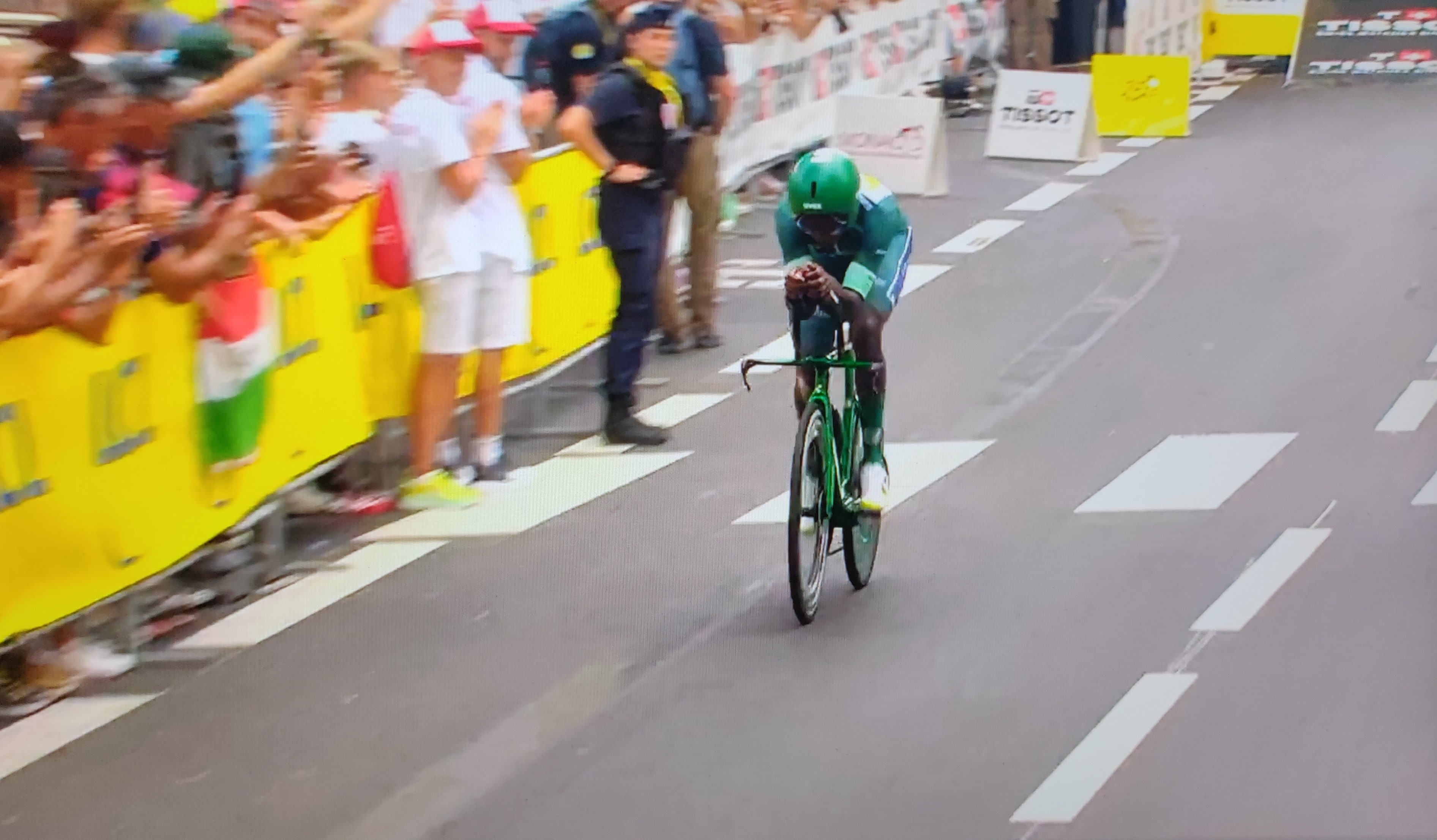 2024 07 21 7 Biniam Girmay en plein effort dans le contre la montre comp